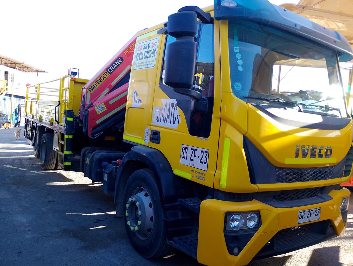 Arriendo camión pluma Iveco Calama — SyC Maquinarias