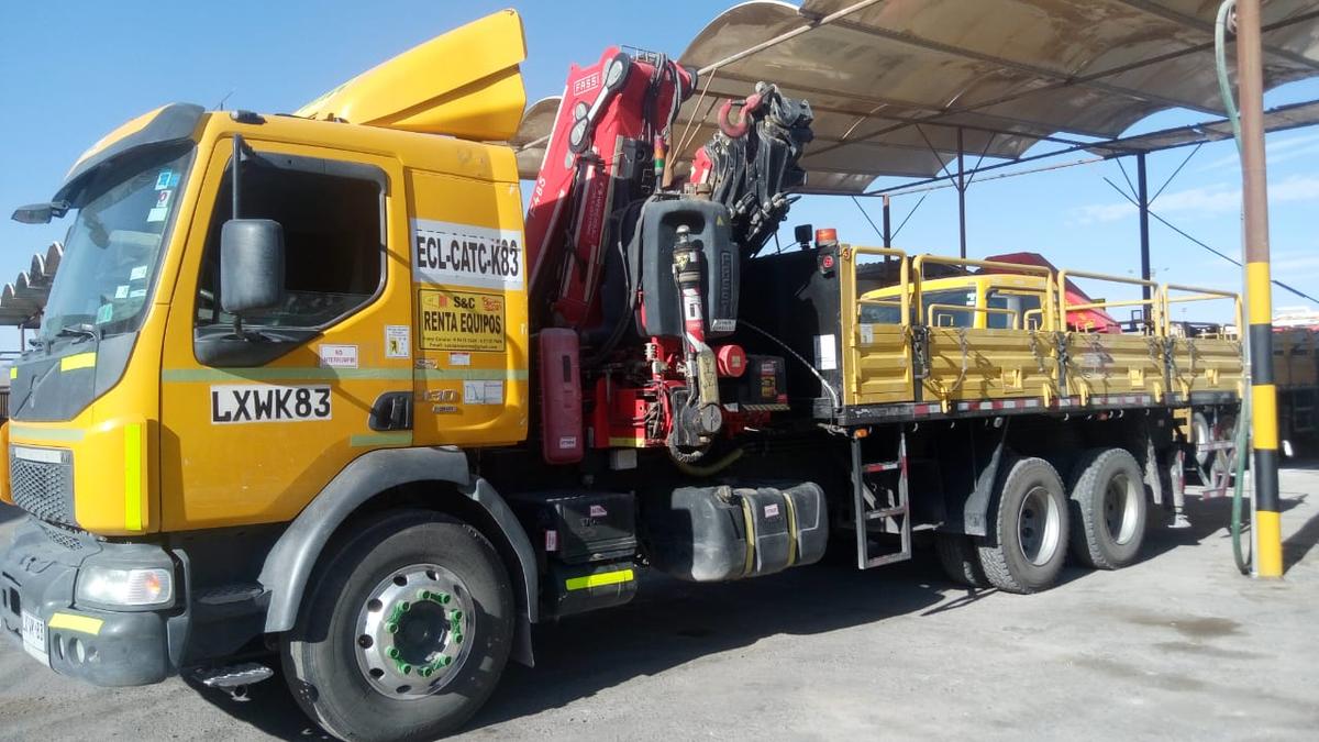 Arriendo camión Volvo pluma Calama — SyC Maquinarias