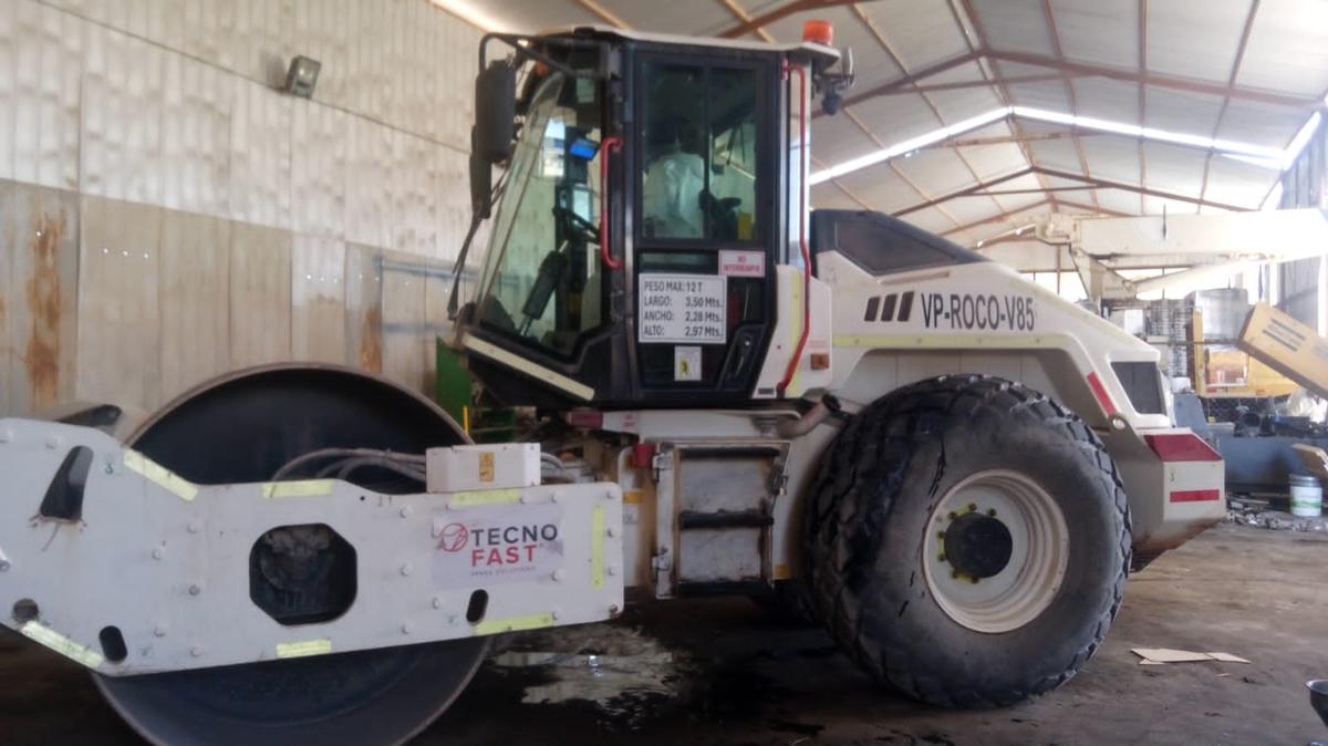 Arriendo rodillo compactador Hidromek Calama — SyC Maquinarias